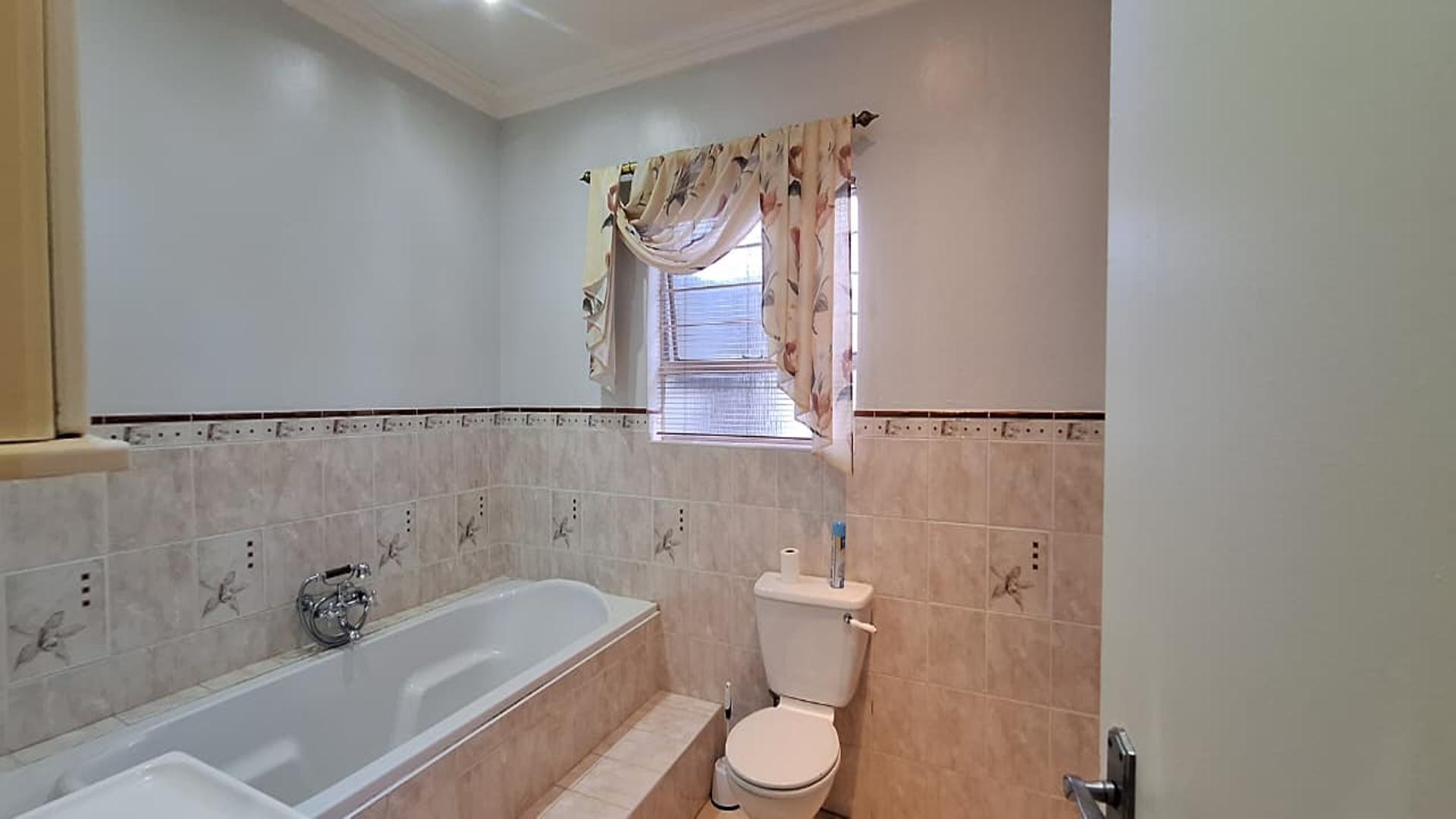 Bathroom 1 - 10 square meters of property in Noordheuwel