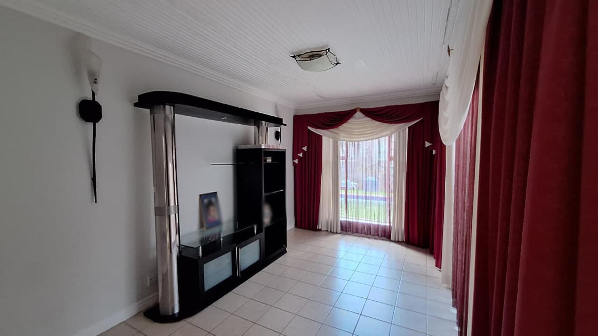 Spaces - 168 square meters of property in Noordheuwel