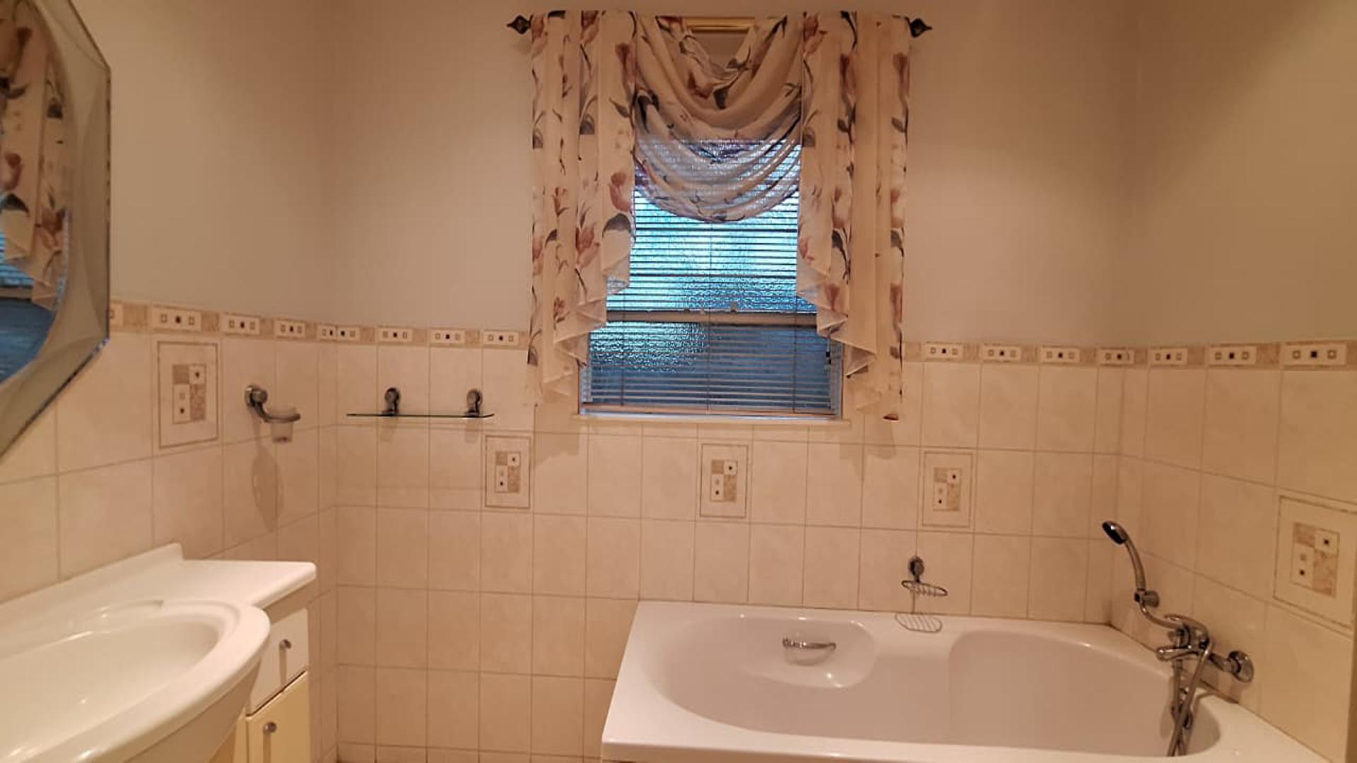 Bathroom 2 - 6 square meters of property in Noordheuwel