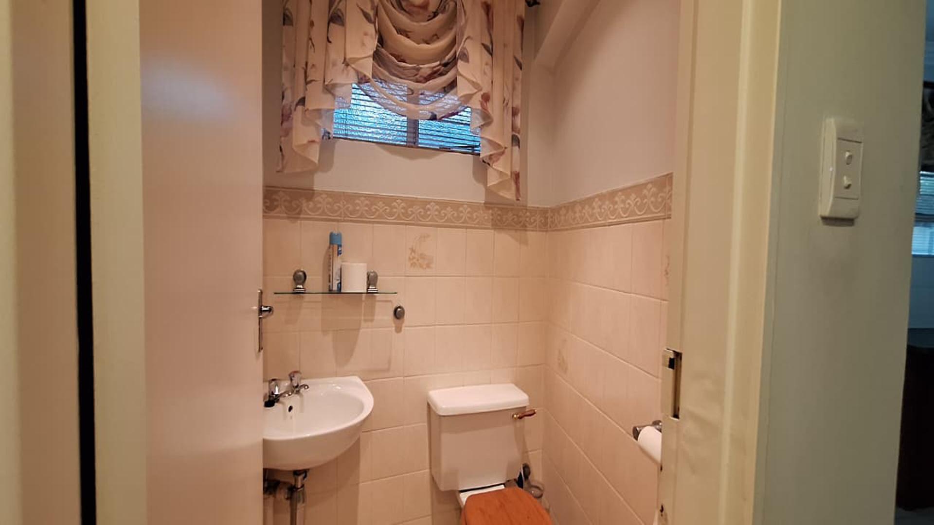 Bathroom 2 - 6 square meters of property in Noordheuwel