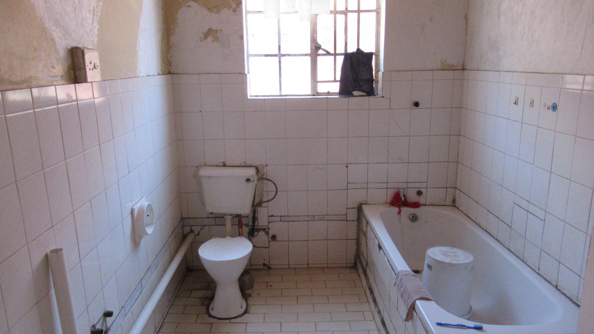 Bathroom 1 - 7 square meters of property in Berea - JHB