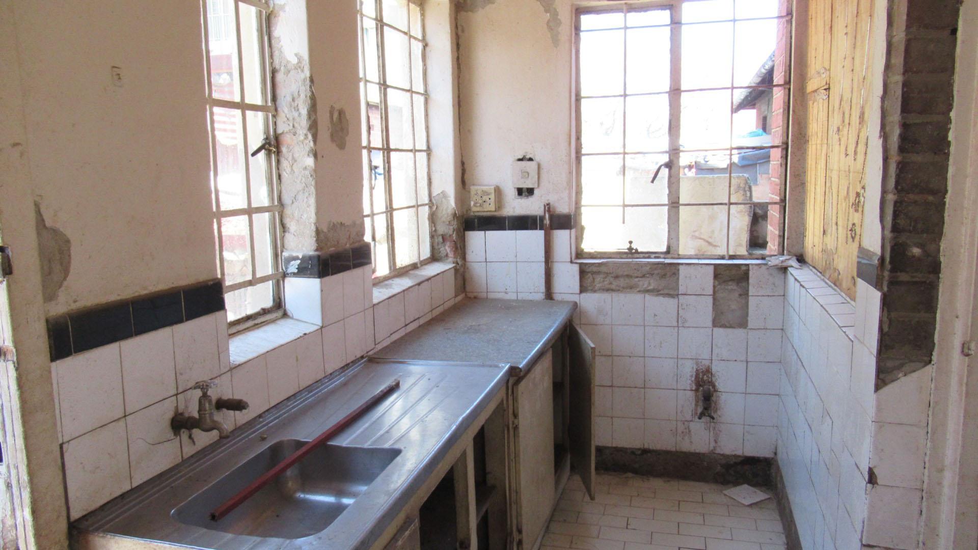 Kitchen - 8 square meters of property in Berea - JHB