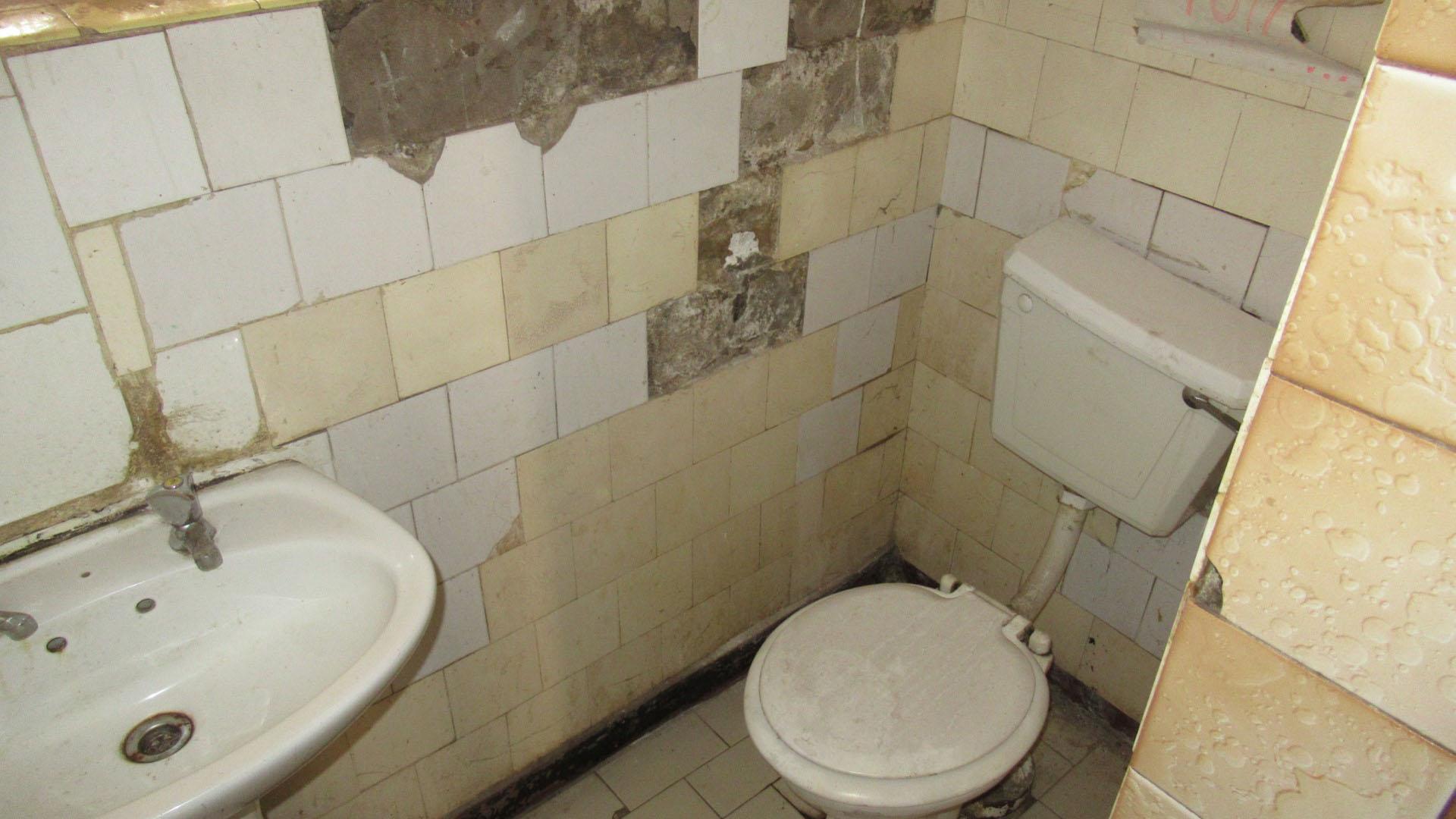Bathroom 2 - 4 square meters of property in Berea - JHB