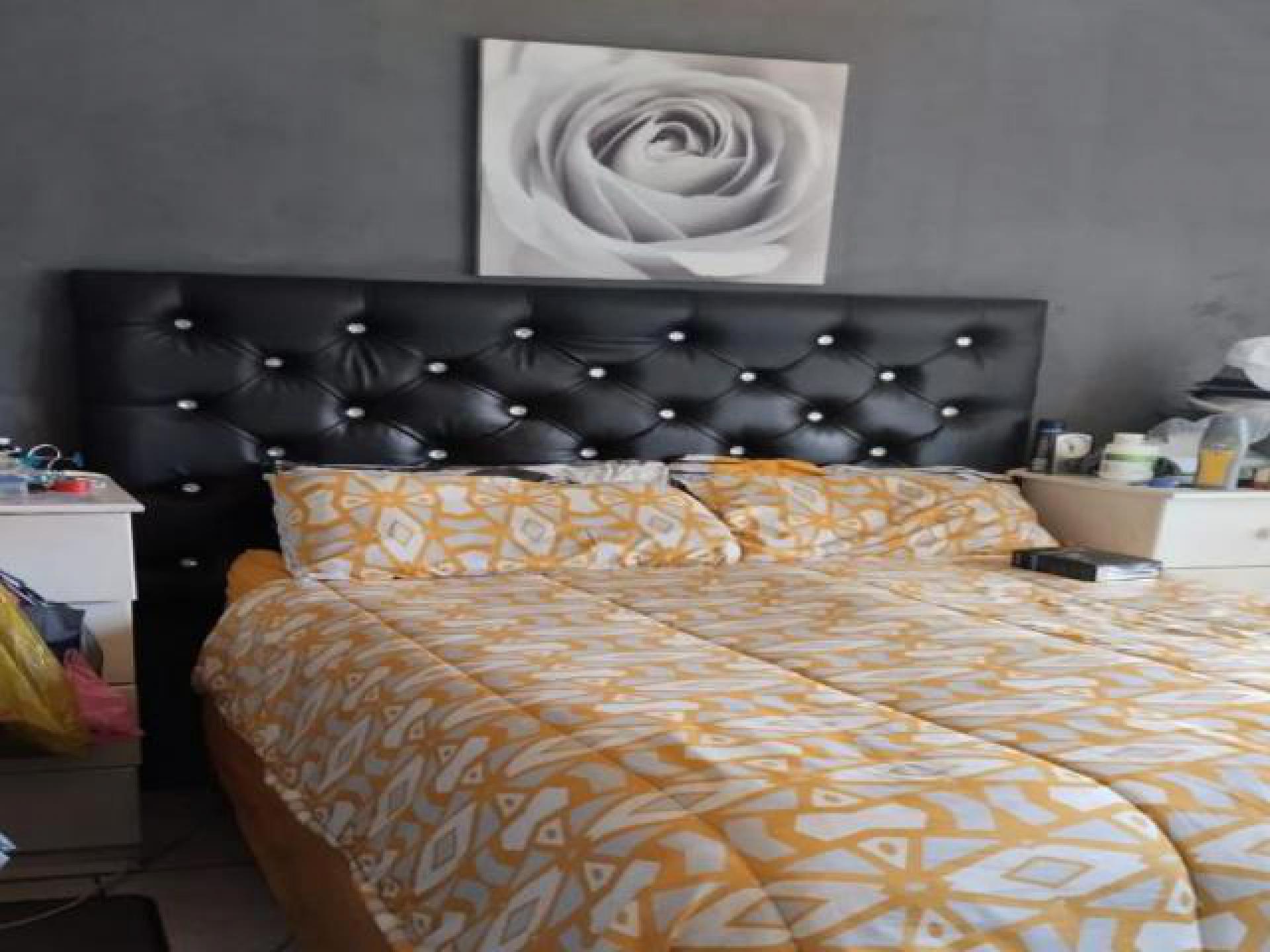 Main Bedroom of property in Claremont - JHB
