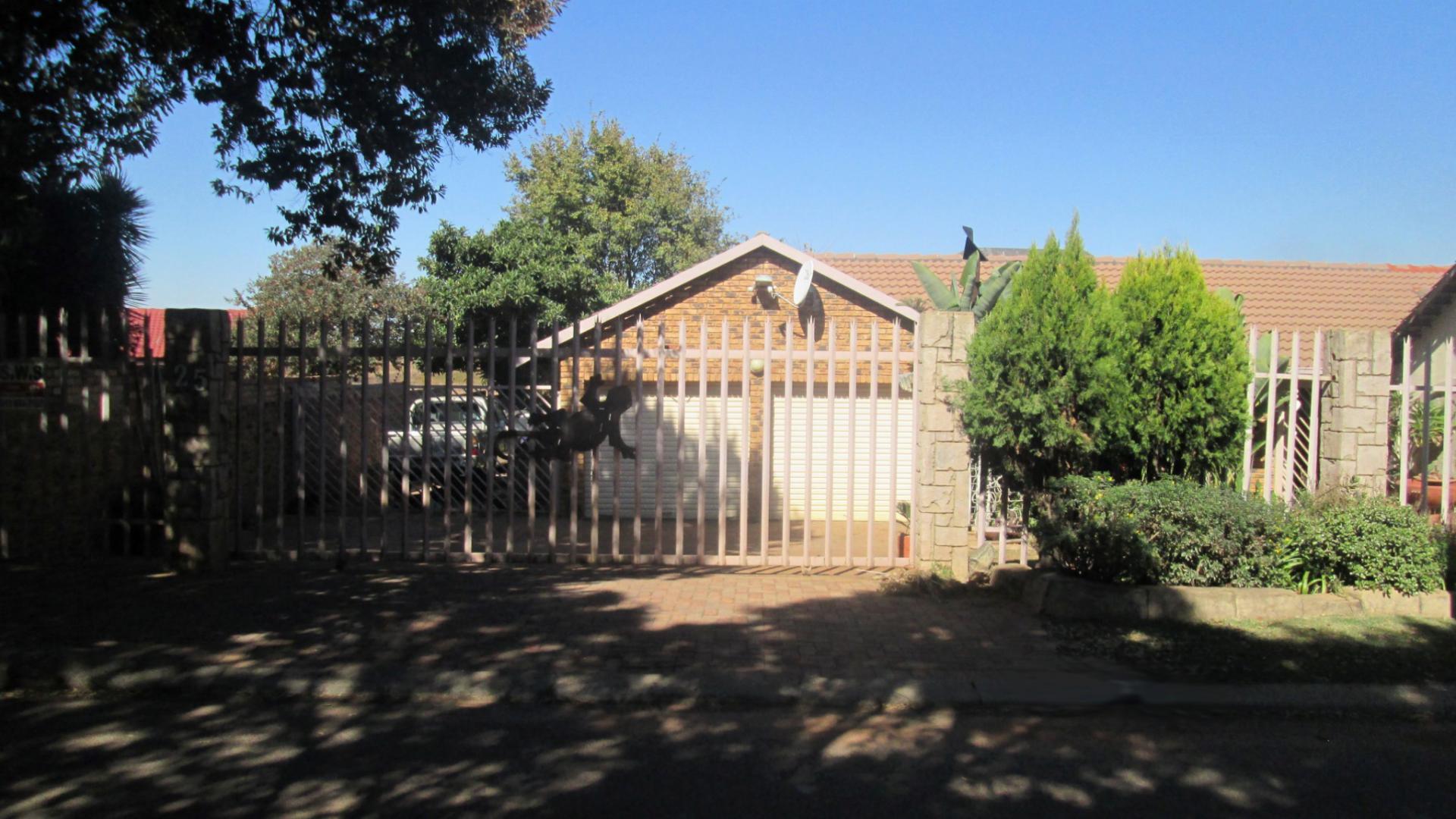 Front View of property in Sunward park