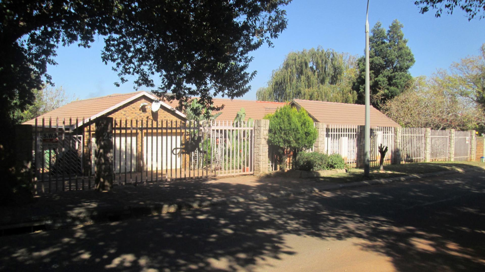 Front View of property in Sunward park