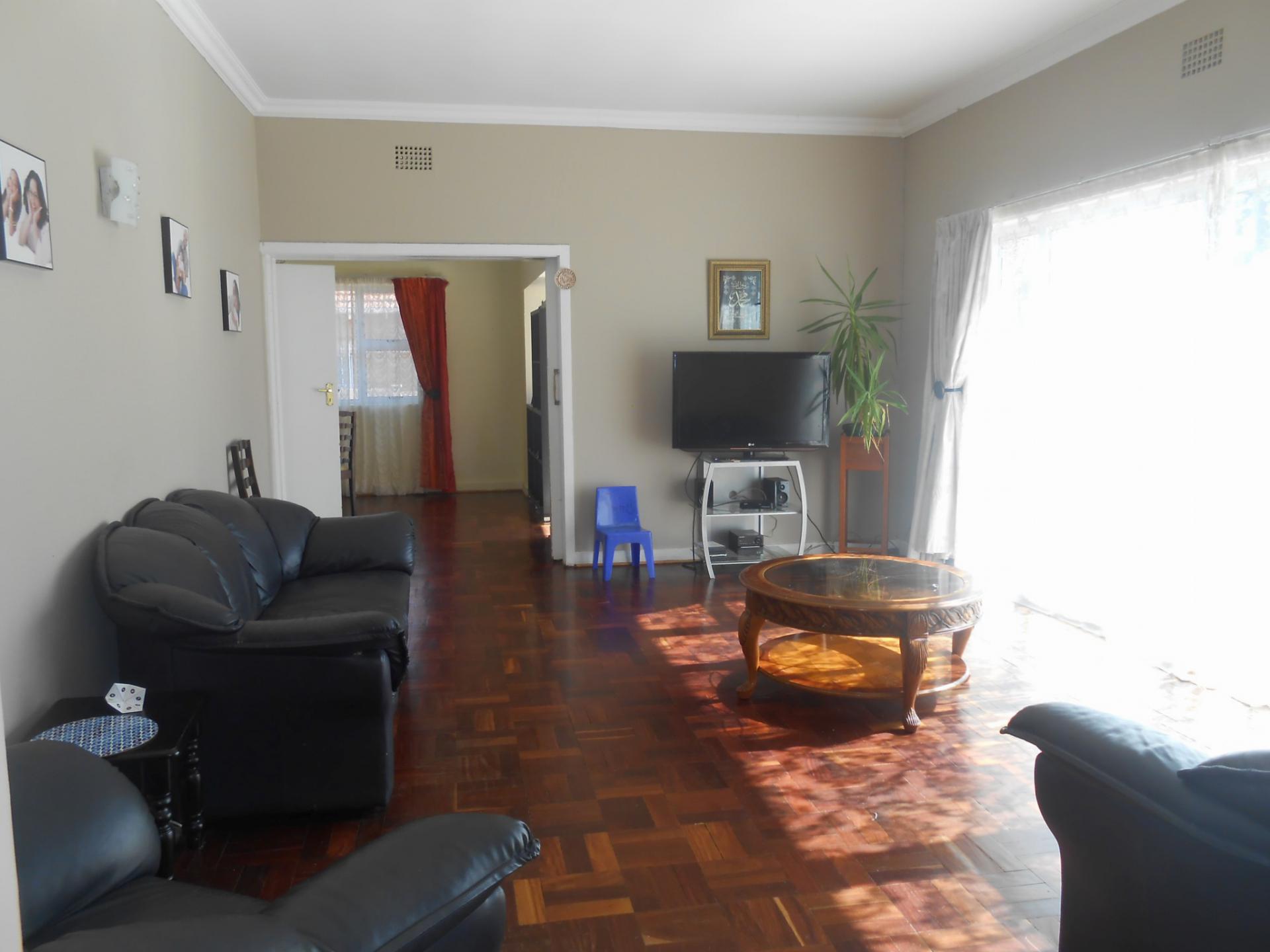 Lounges - 27 square meters of property in Johannesburg Central