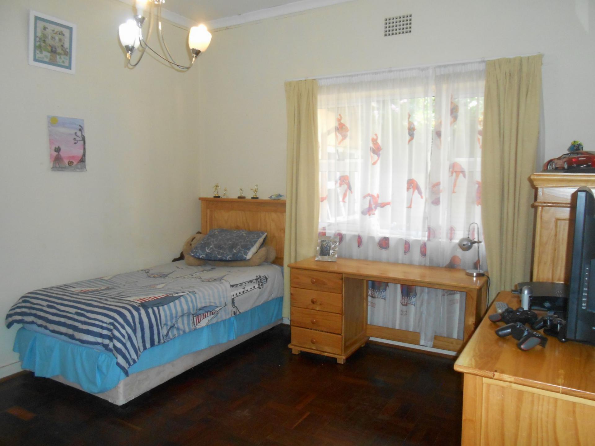 Bed Room 2 - 23 square meters of property in Johannesburg Central
