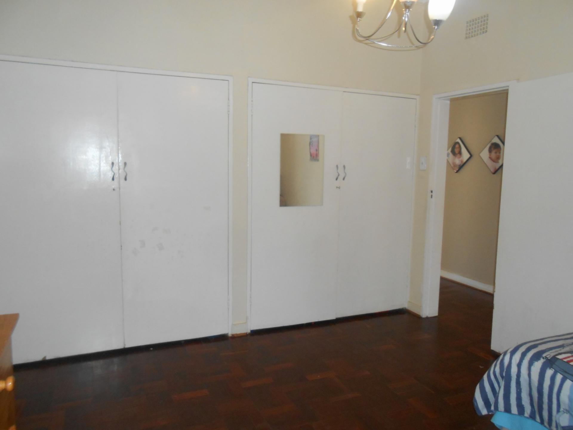 Bed Room 2 - 23 square meters of property in Johannesburg Central