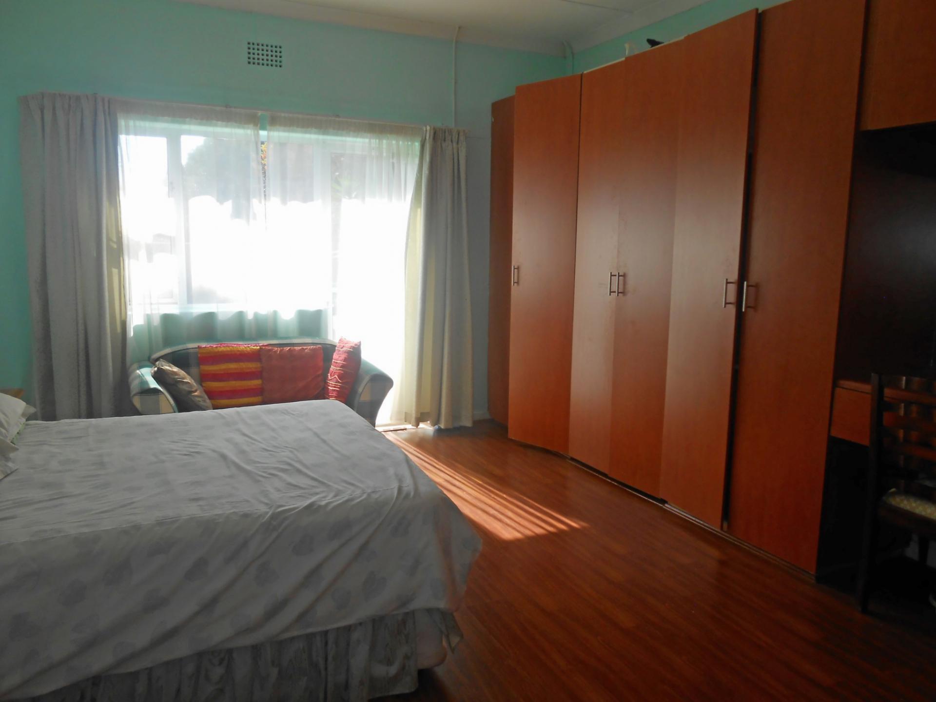 Main Bedroom - 33 square meters of property in Johannesburg Central