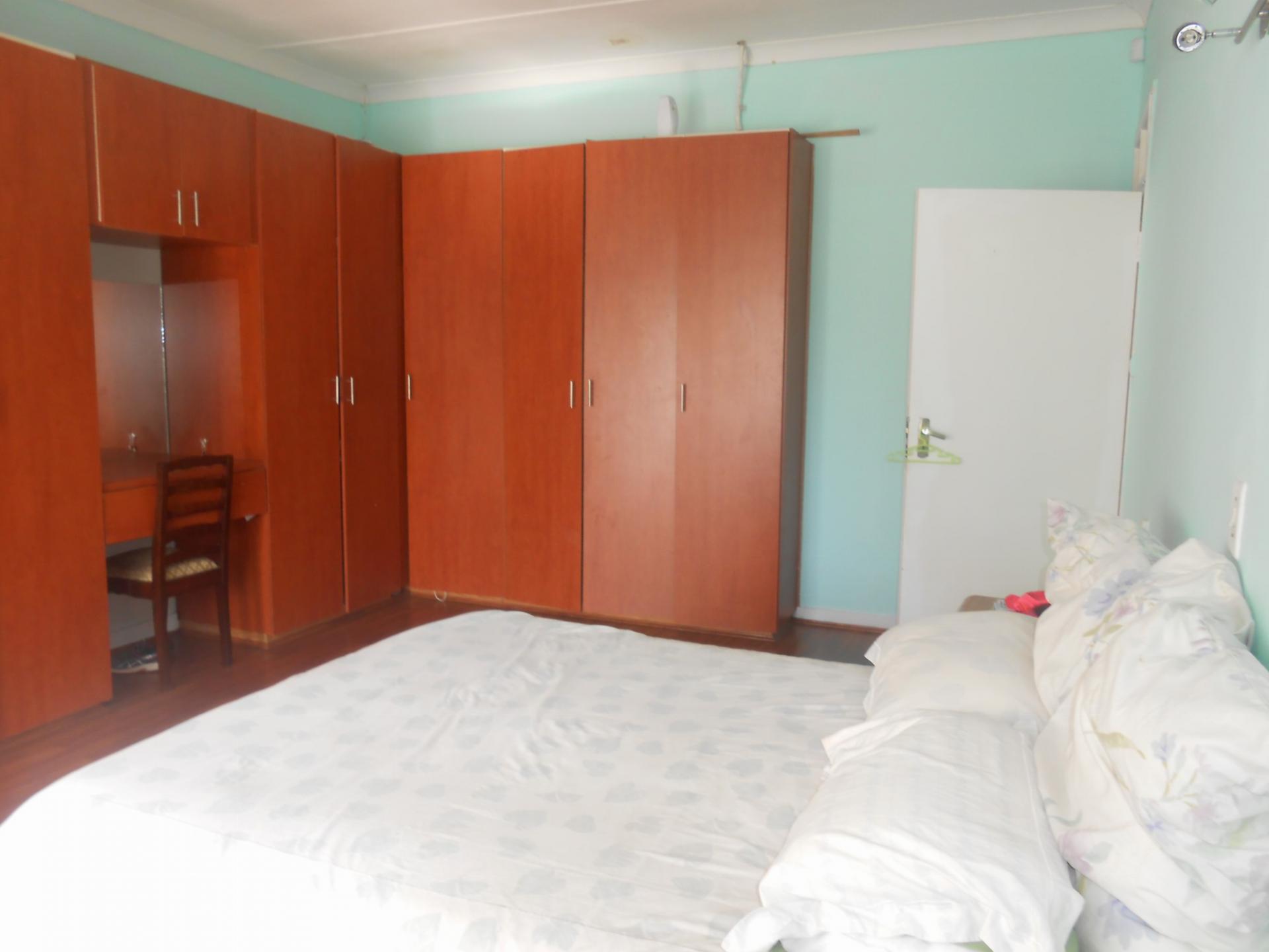 Main Bedroom - 33 square meters of property in Johannesburg Central