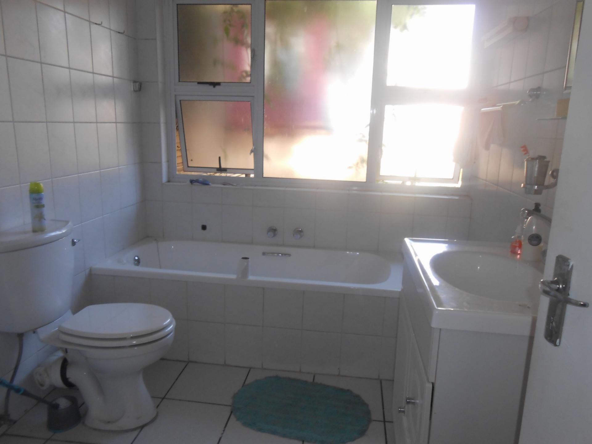 Main Bathroom - 6 square meters of property in Johannesburg Central
