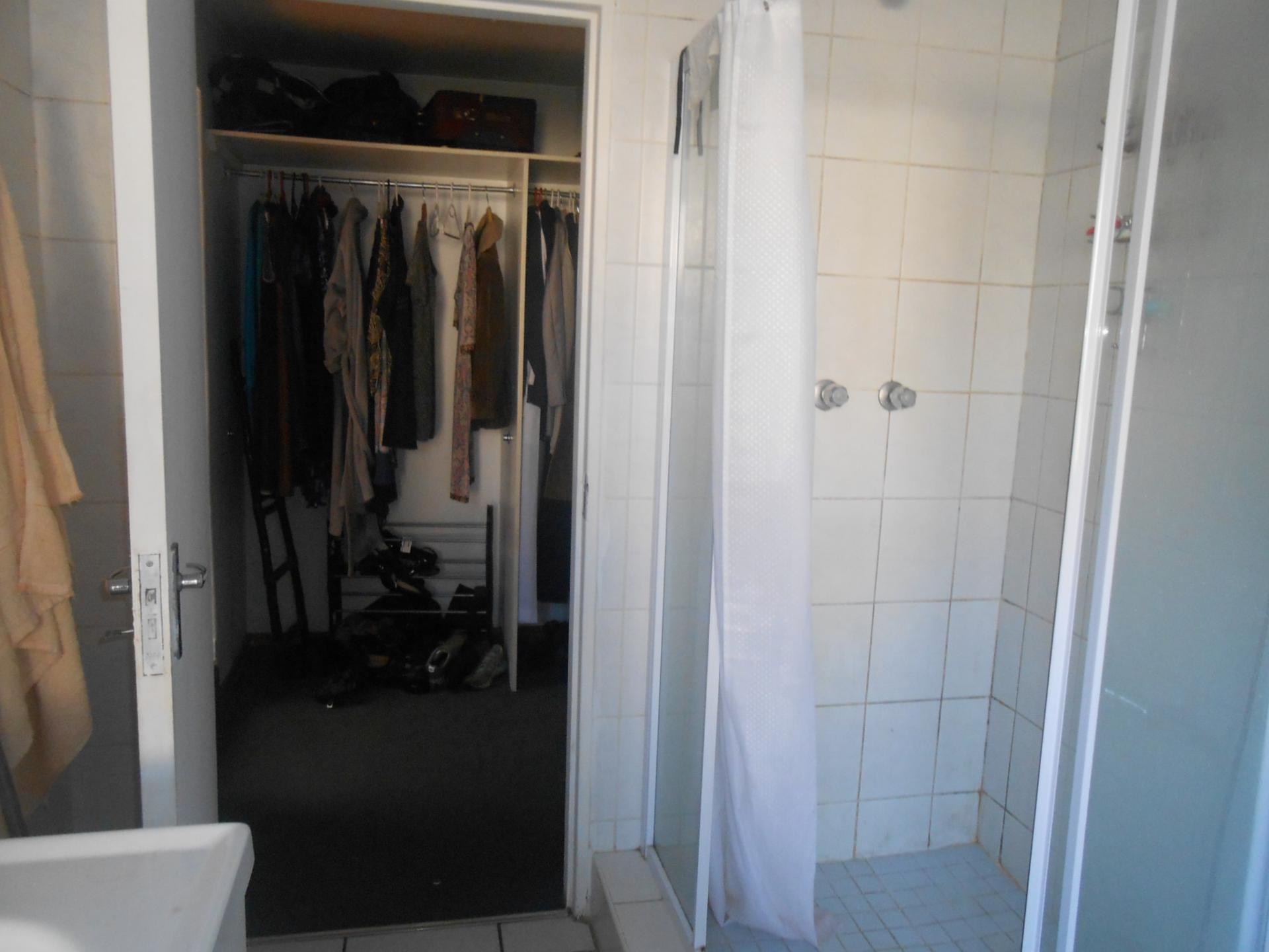 Main Bathroom - 6 square meters of property in Johannesburg Central