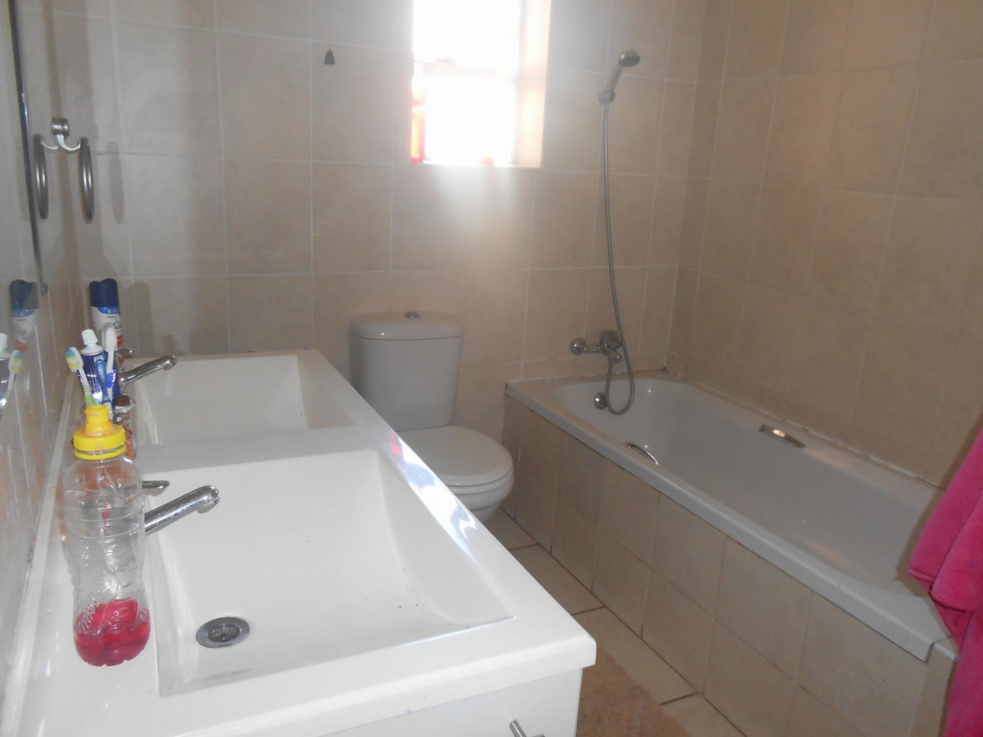 Bathroom 1 - 6 square meters of property in Johannesburg Central