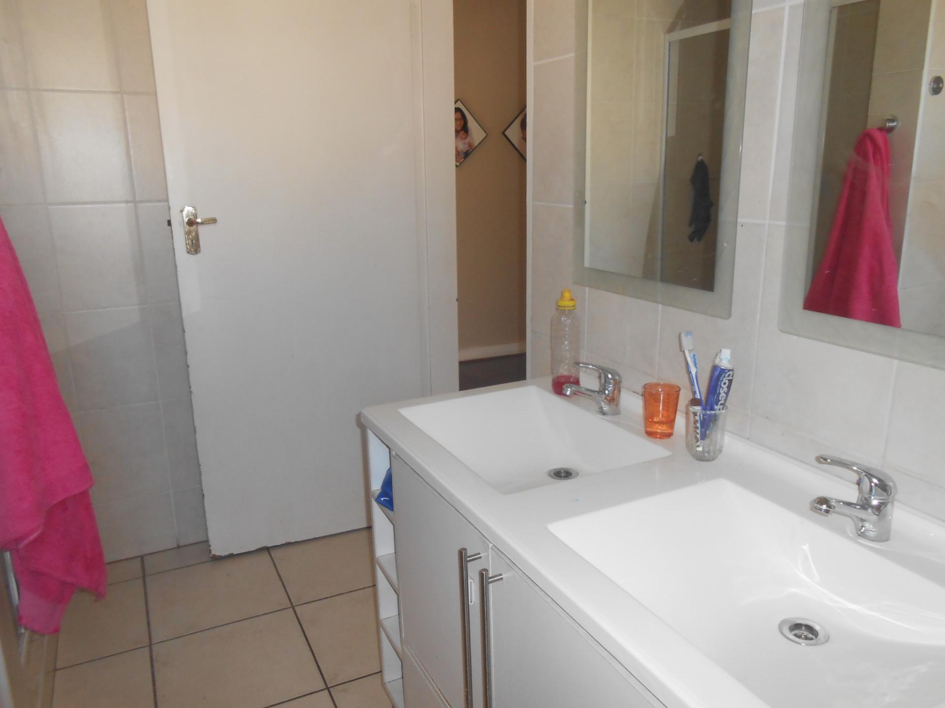 Bathroom 1 - 6 square meters of property in Johannesburg Central