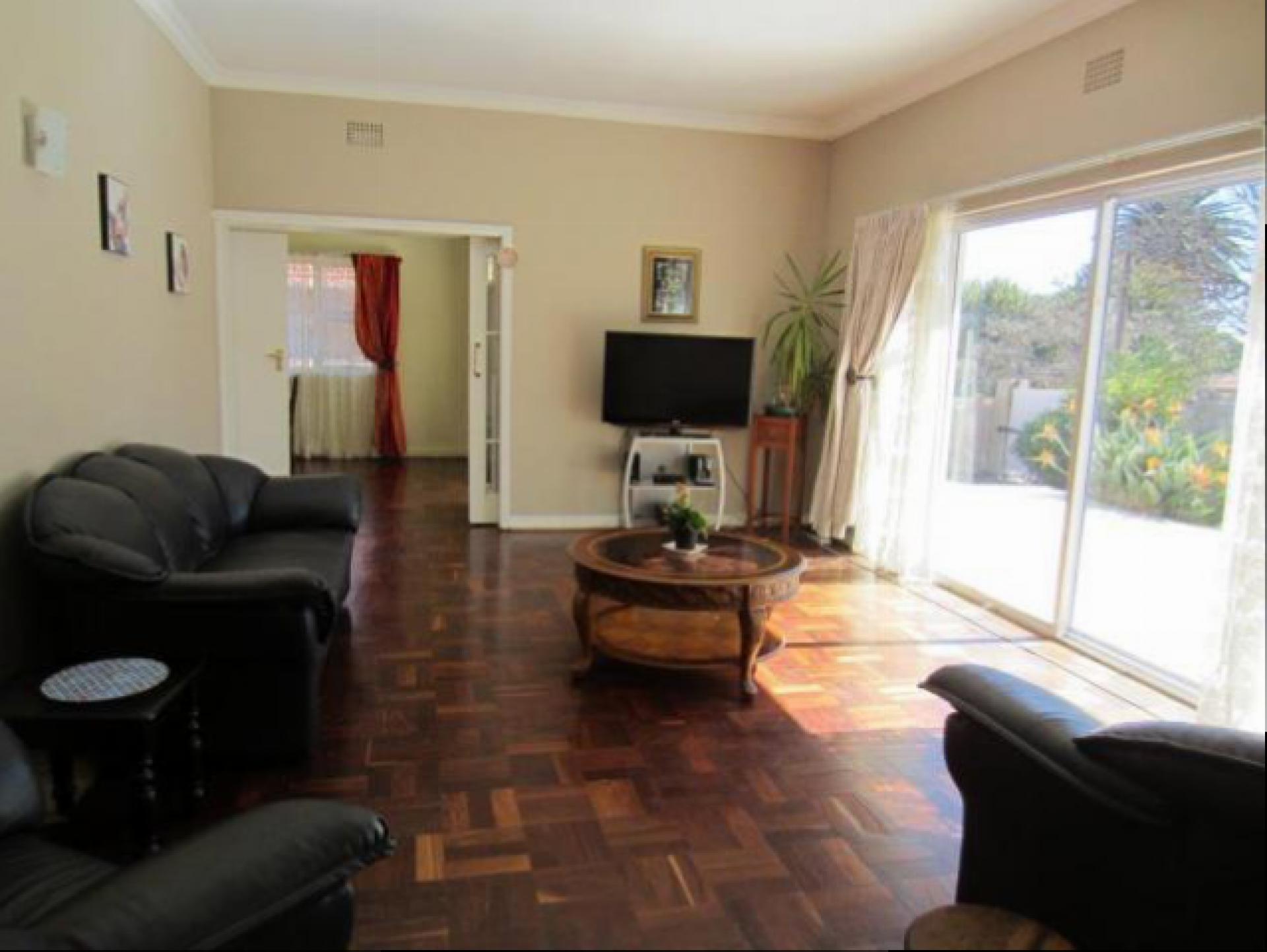 Lounges - 27 square meters of property in Johannesburg Central