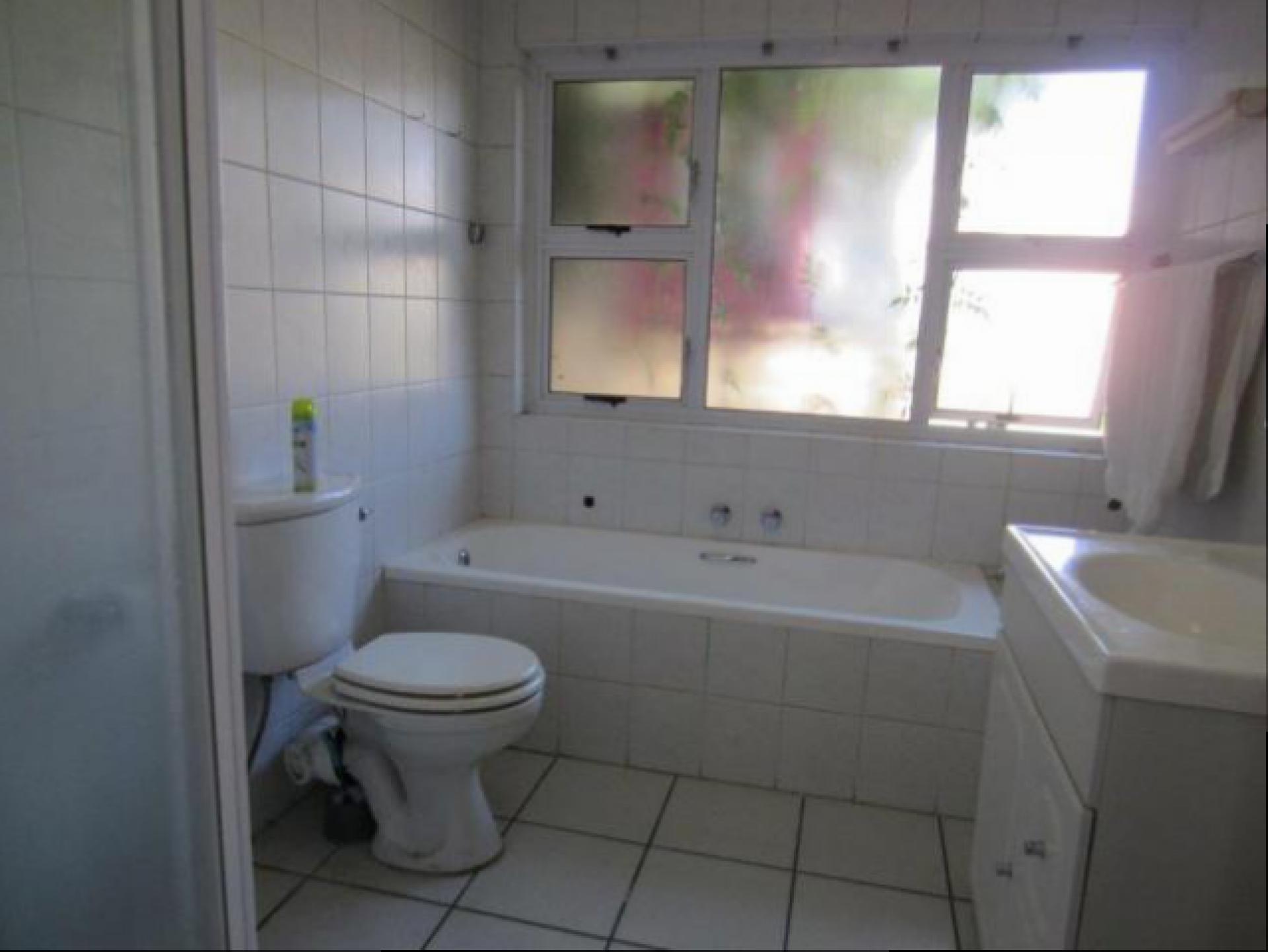 Main Bathroom - 6 square meters of property in Johannesburg Central