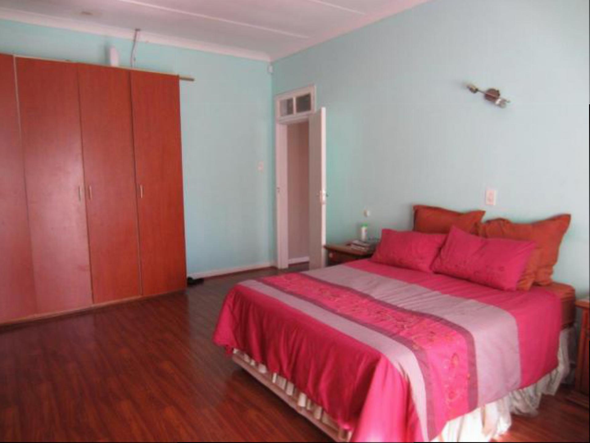 Main Bedroom - 33 square meters of property in Johannesburg Central