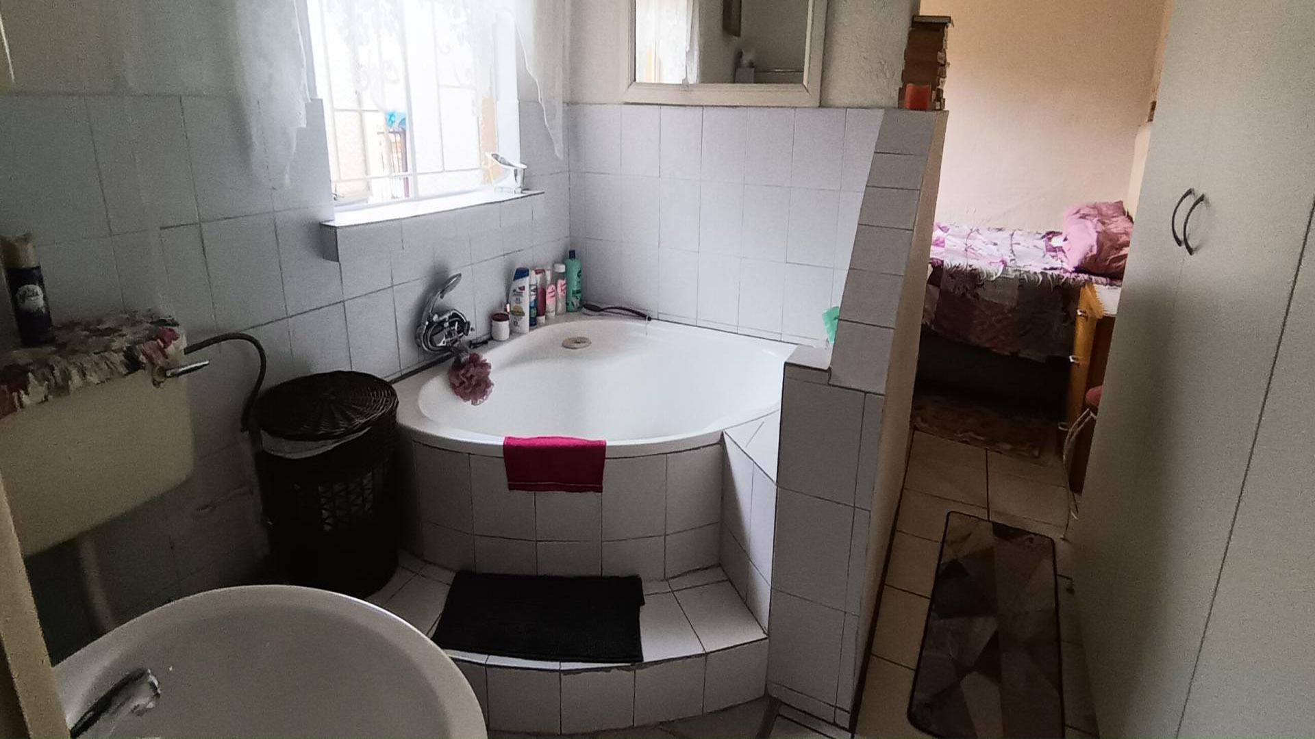 Bathroom 1 of property in Alberstville