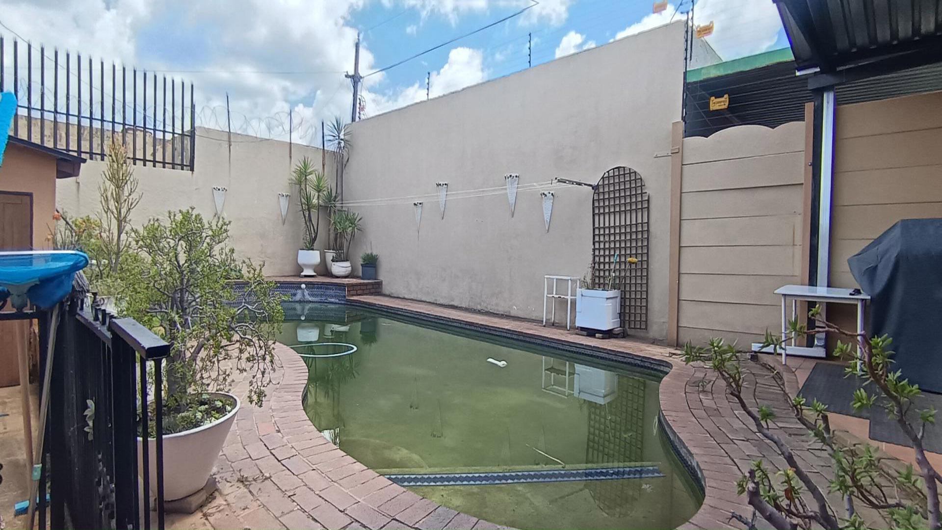 Swimming Pool of property in Alberstville