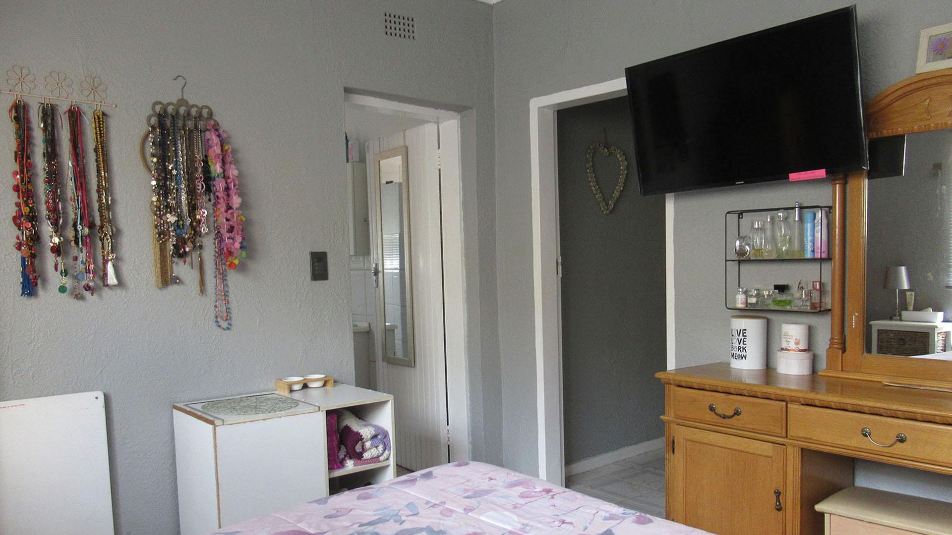 Main Bedroom - 16 square meters of property in Alberstville