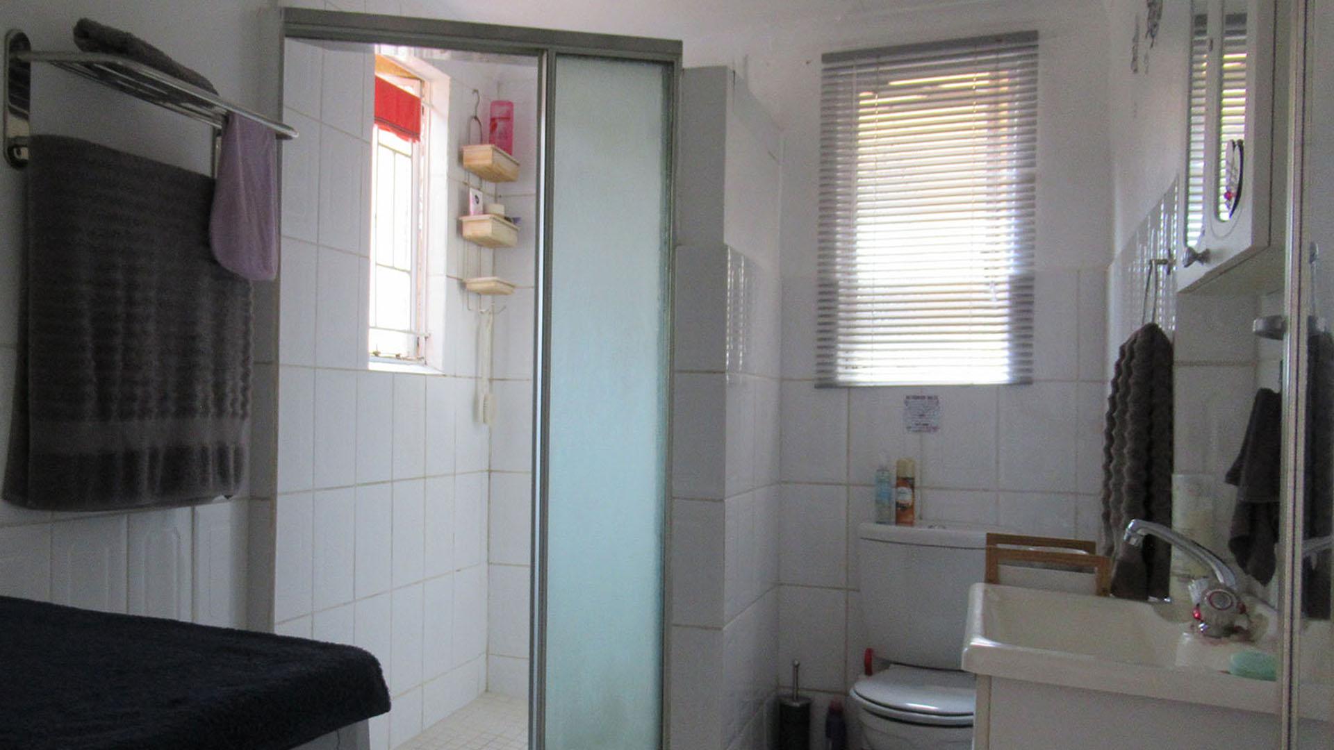 Main Bathroom - 8 square meters of property in Alberstville