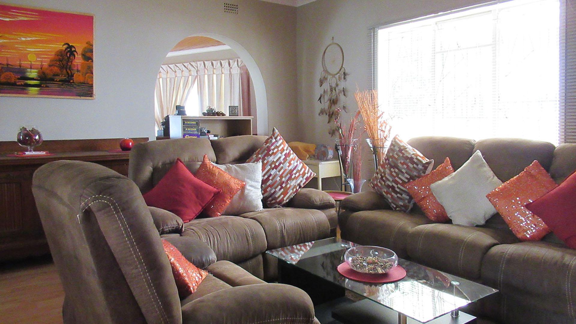 Lounges - 31 square meters of property in Alberstville