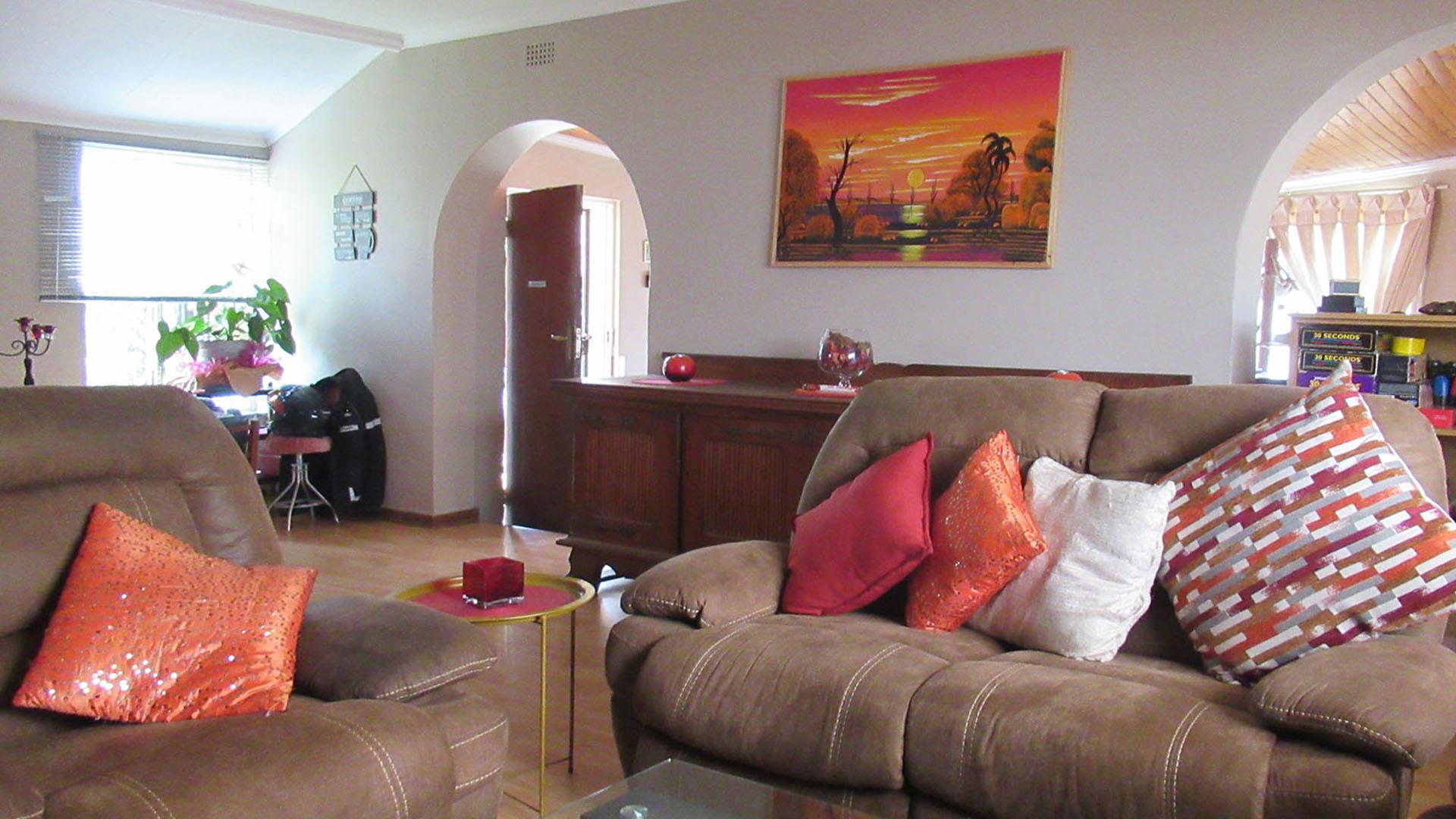 Lounges - 31 square meters of property in Alberstville