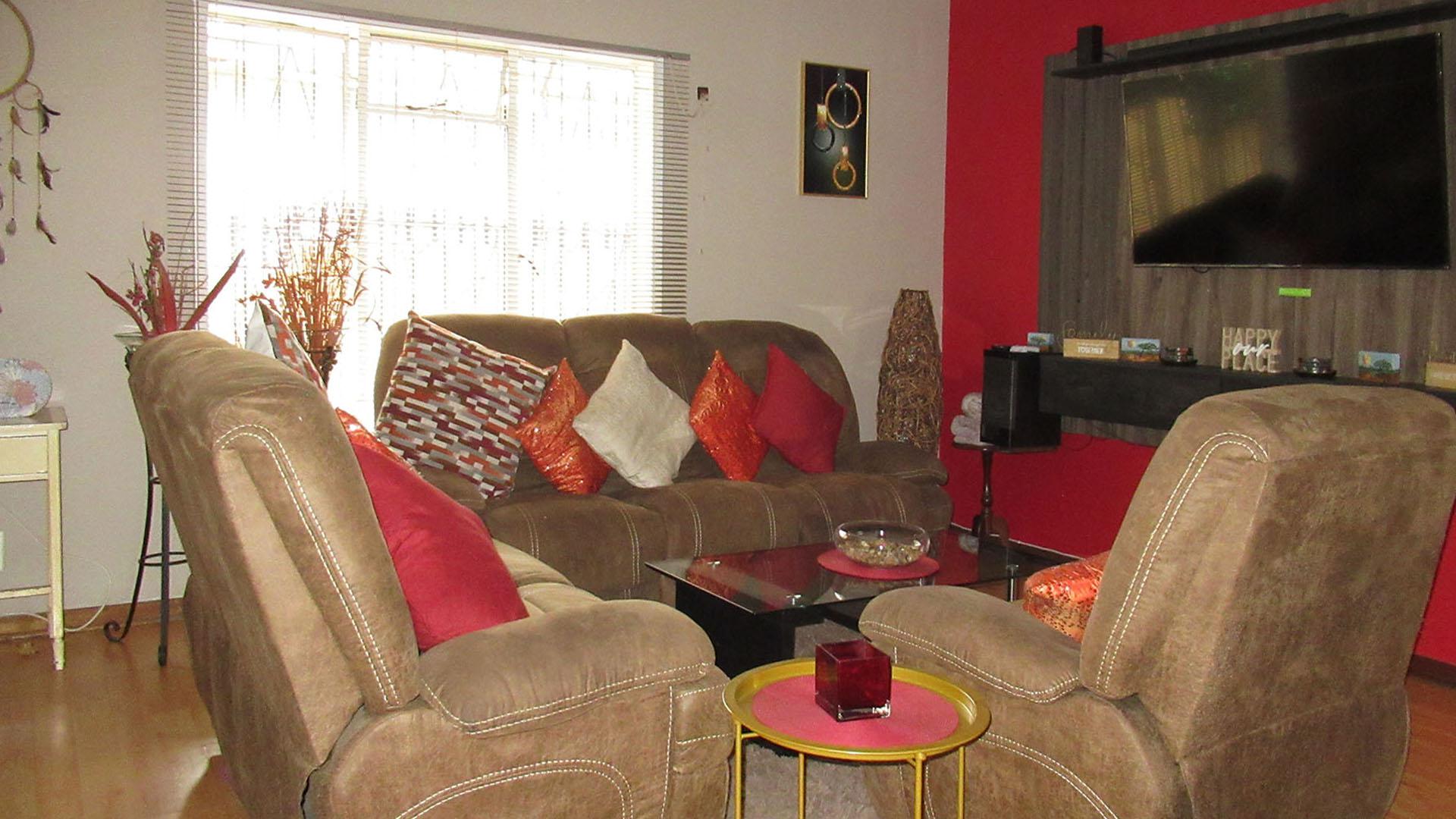 Lounges - 31 square meters of property in Alberstville