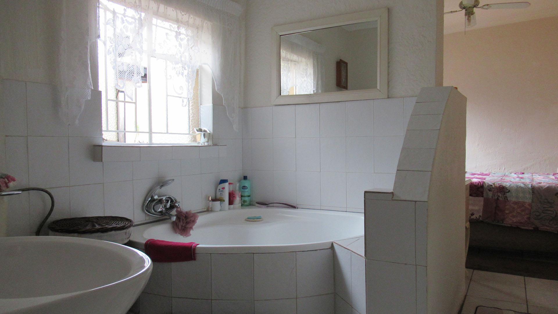 Bathroom 2 of property in Alberstville