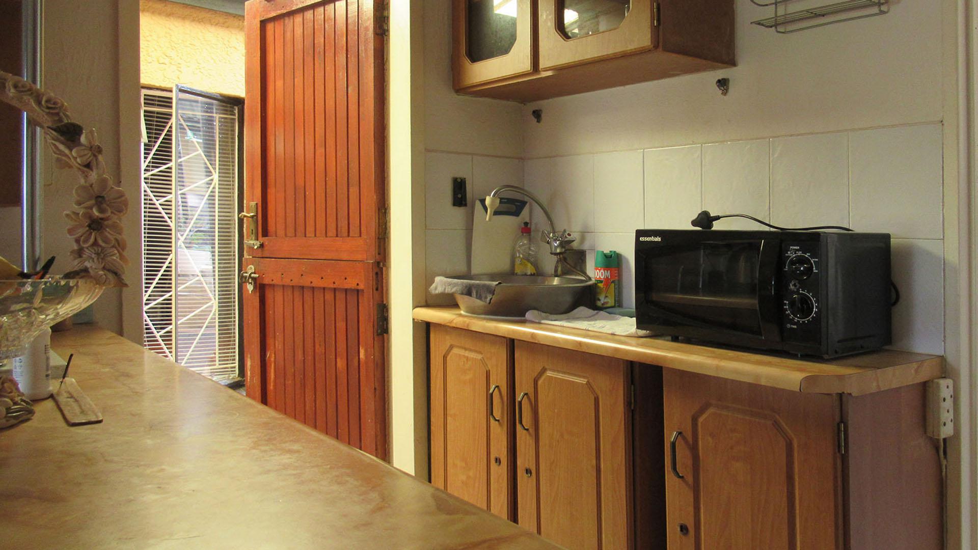 Kitchen - 11 square meters of property in Alberstville