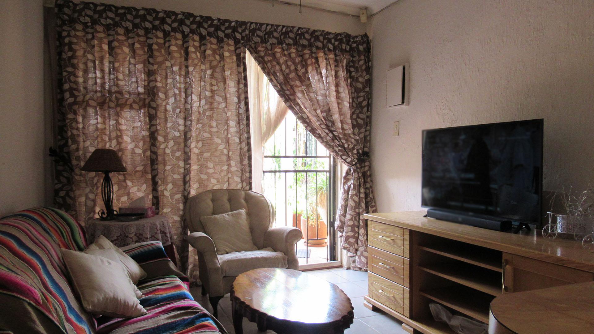 Lounges - 31 square meters of property in Alberstville