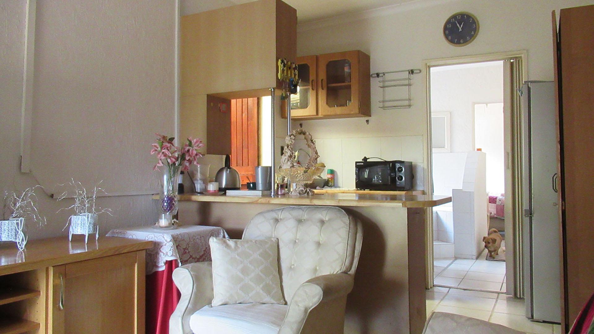 Lounges - 31 square meters of property in Alberstville