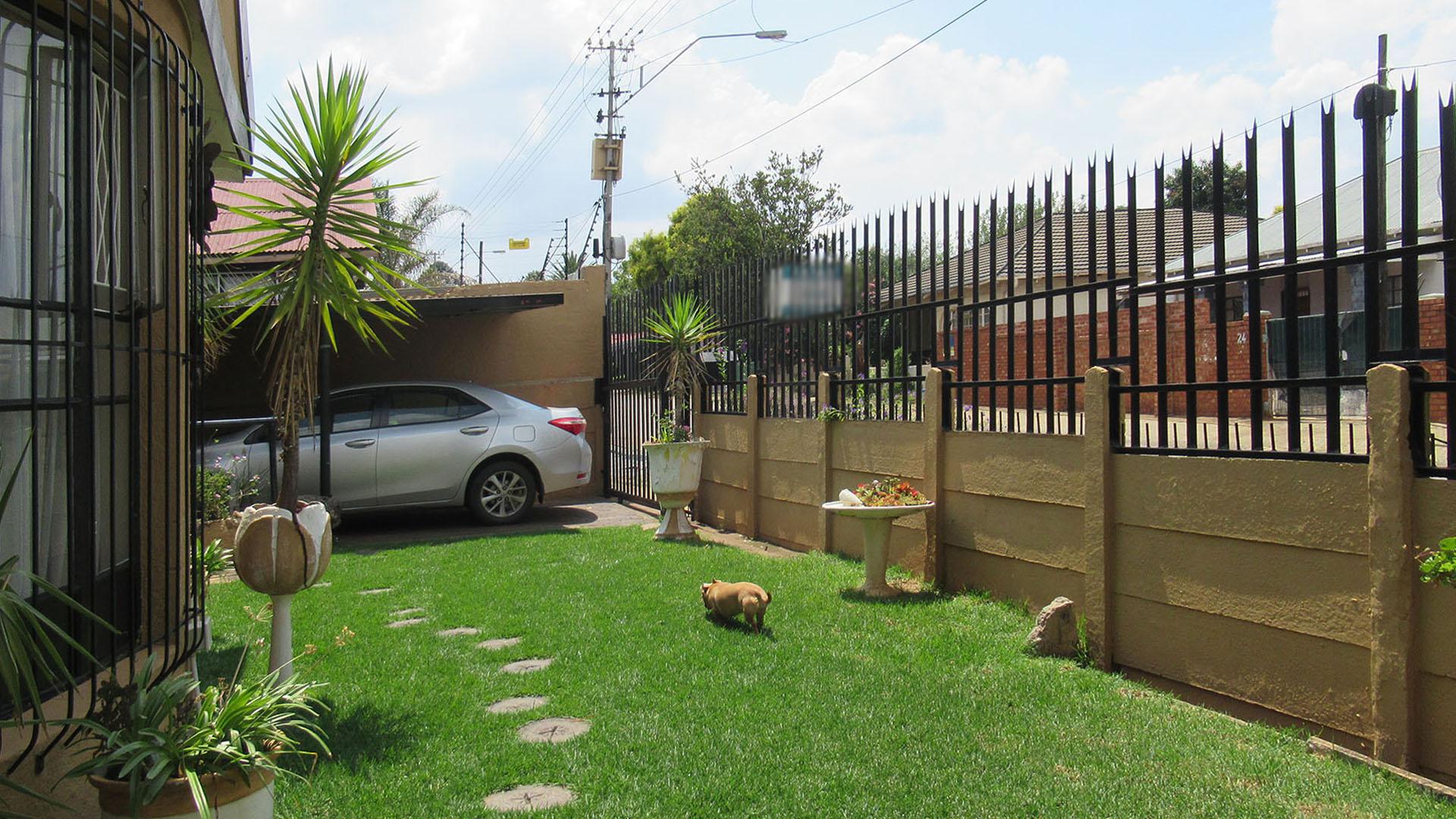 Front View of property in Alberstville