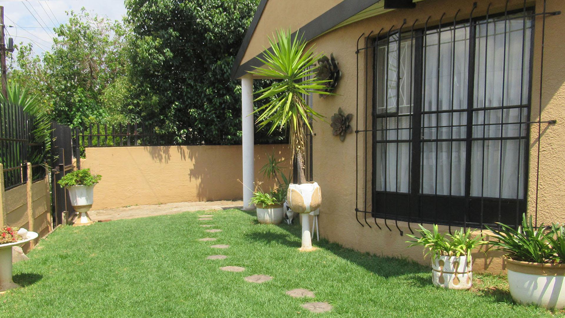 Front View of property in Alberstville