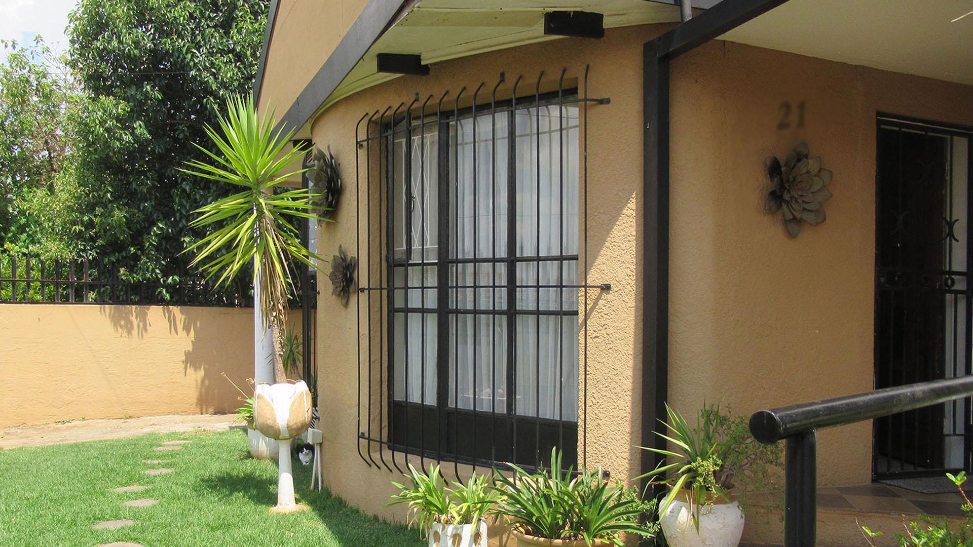 Front View of property in Alberstville