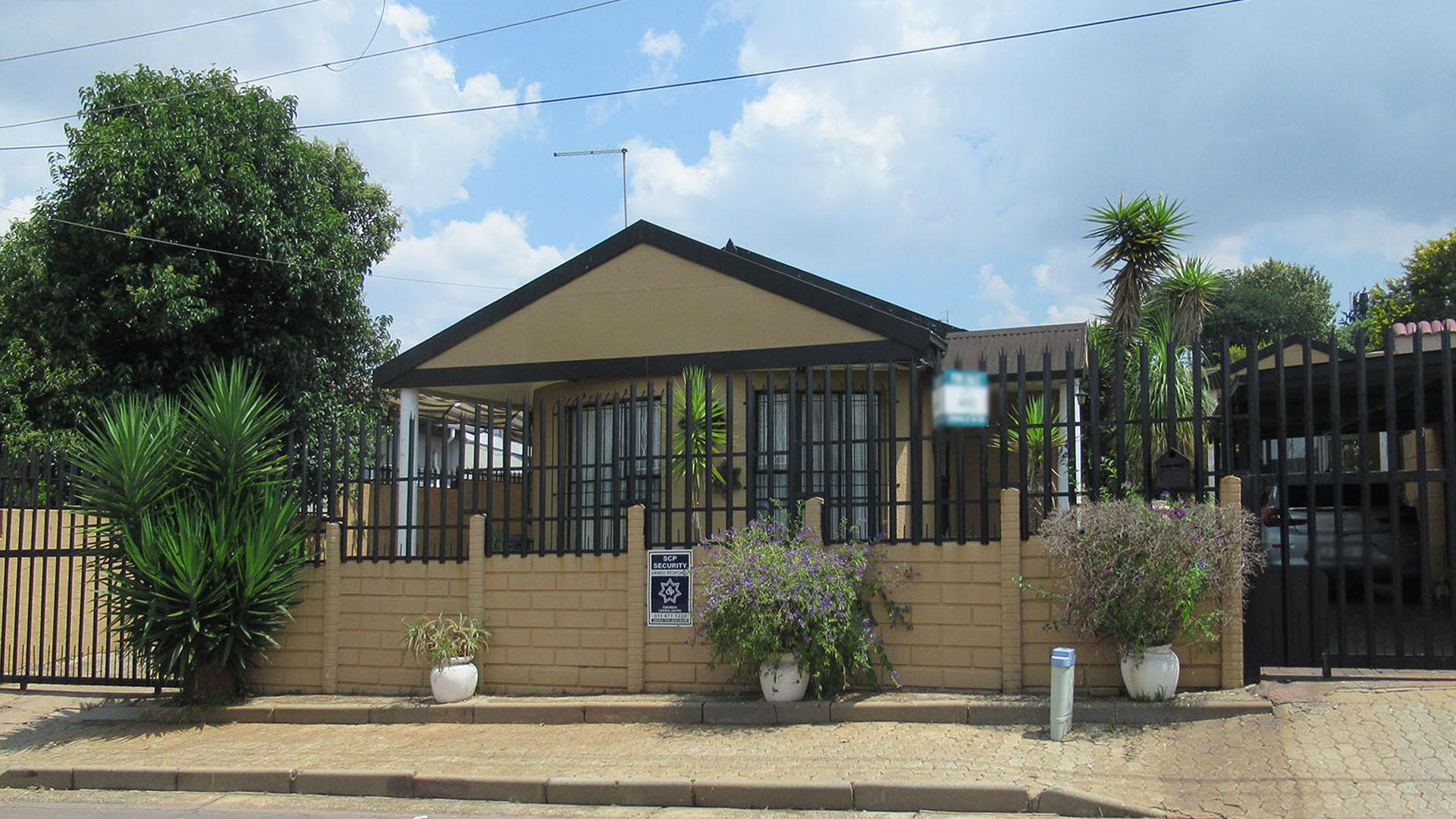 Front View of property in Alberstville