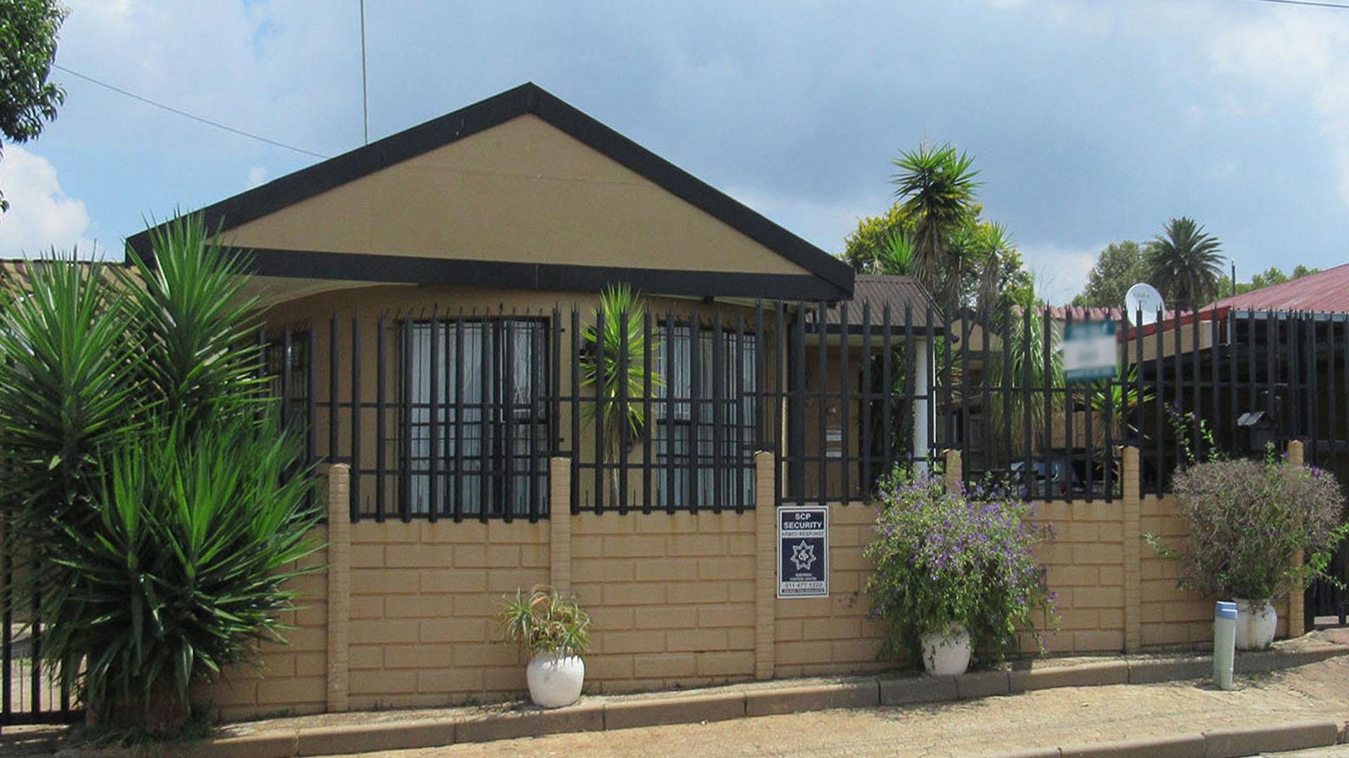 Front View of property in Alberstville