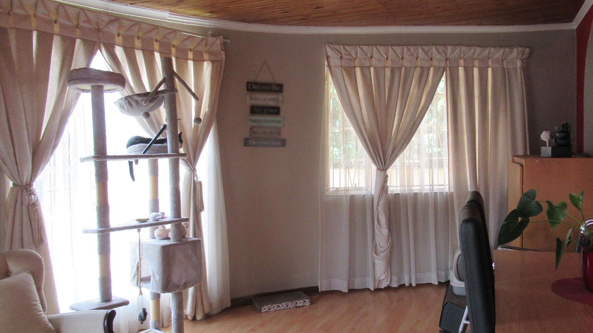 Dining Room - 16 square meters of property in Alberstville