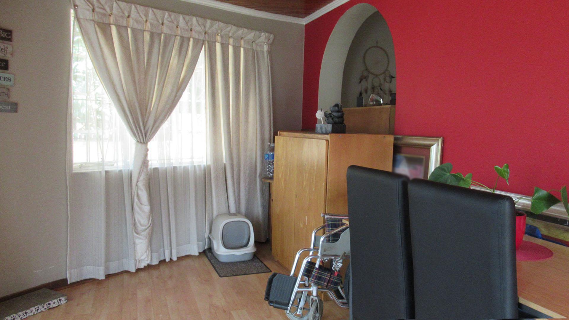 Dining Room - 16 square meters of property in Alberstville