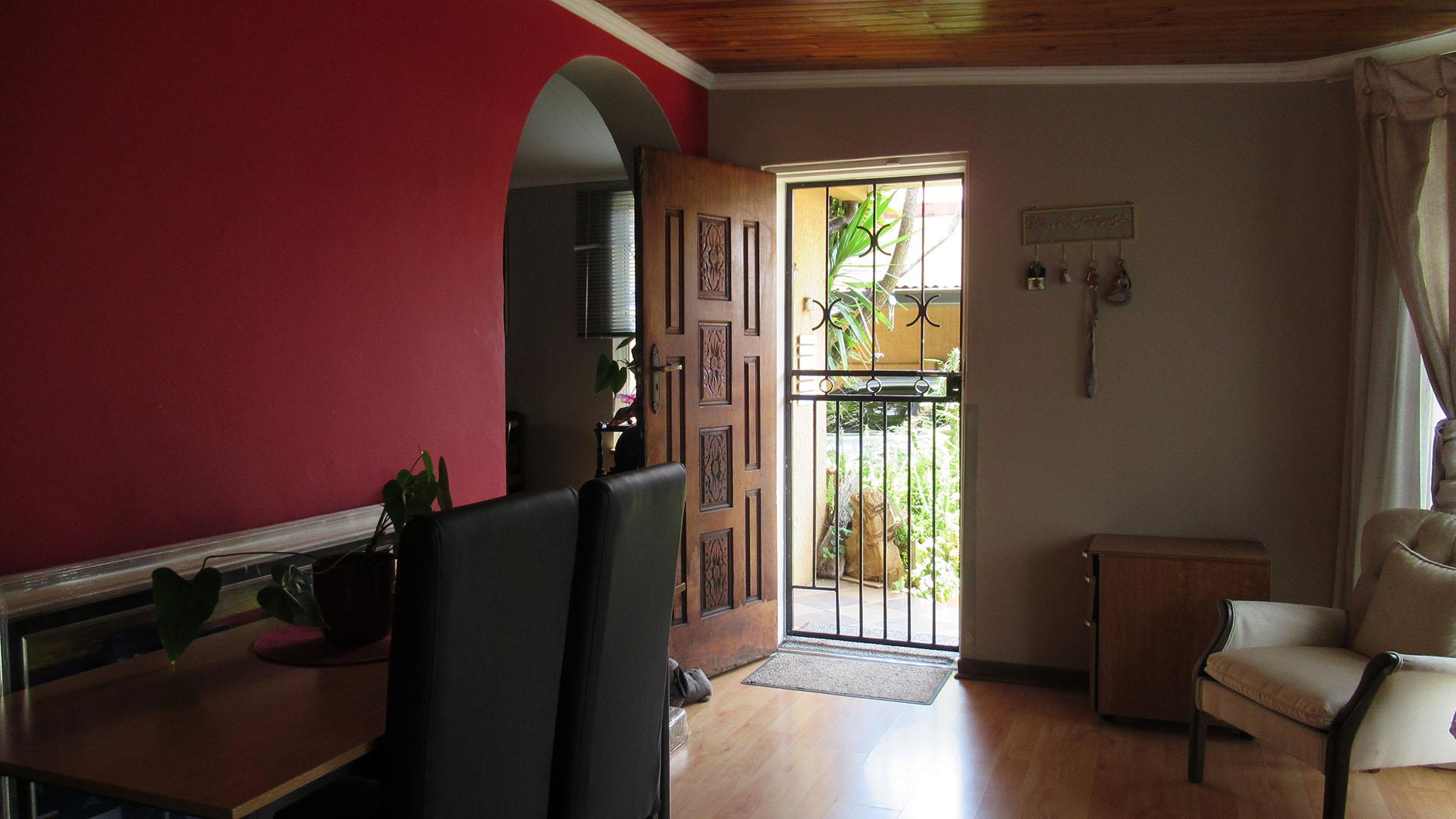 Dining Room - 16 square meters of property in Alberstville