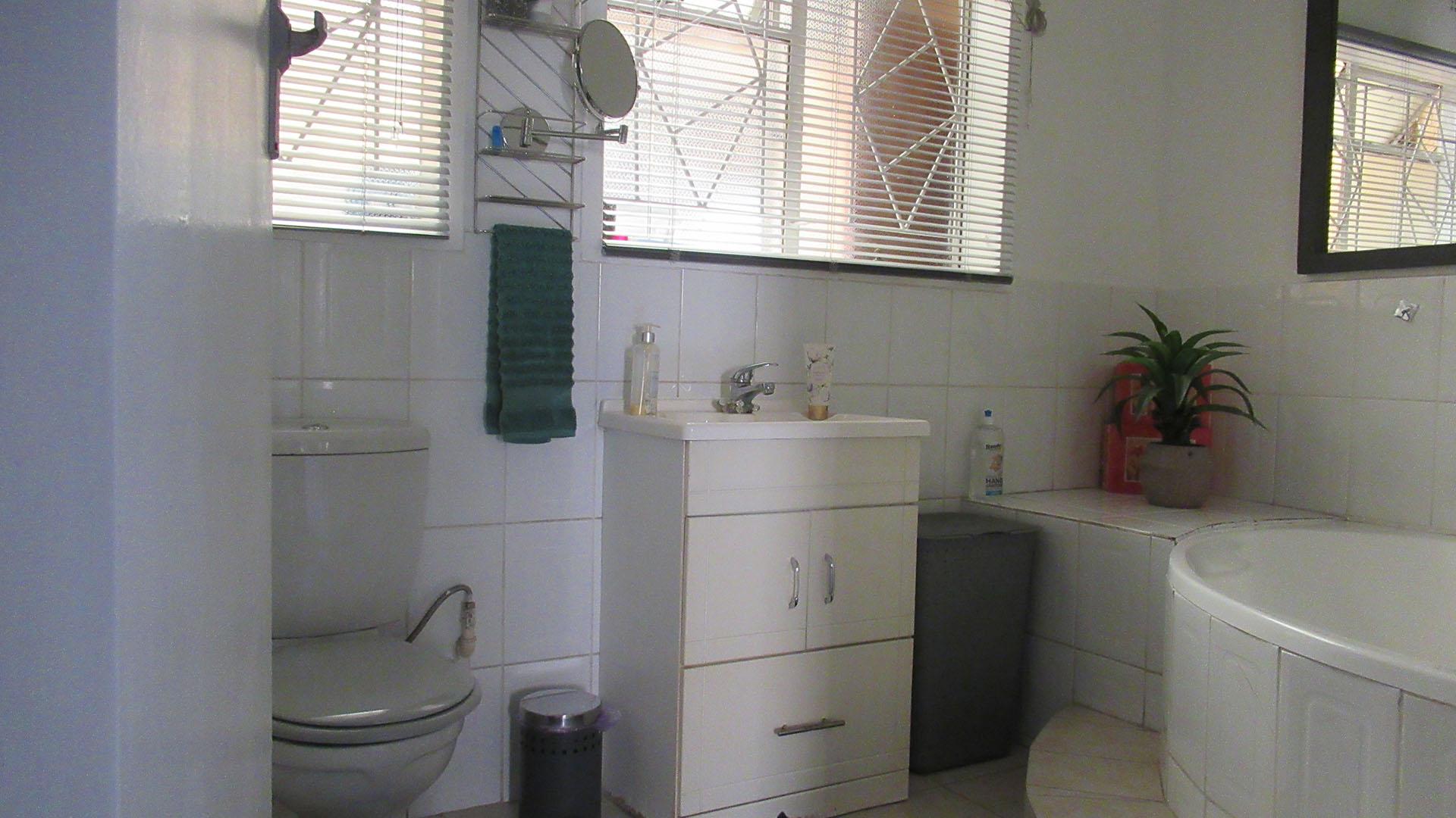 Bathroom 1 - 7 square meters of property in Alberstville