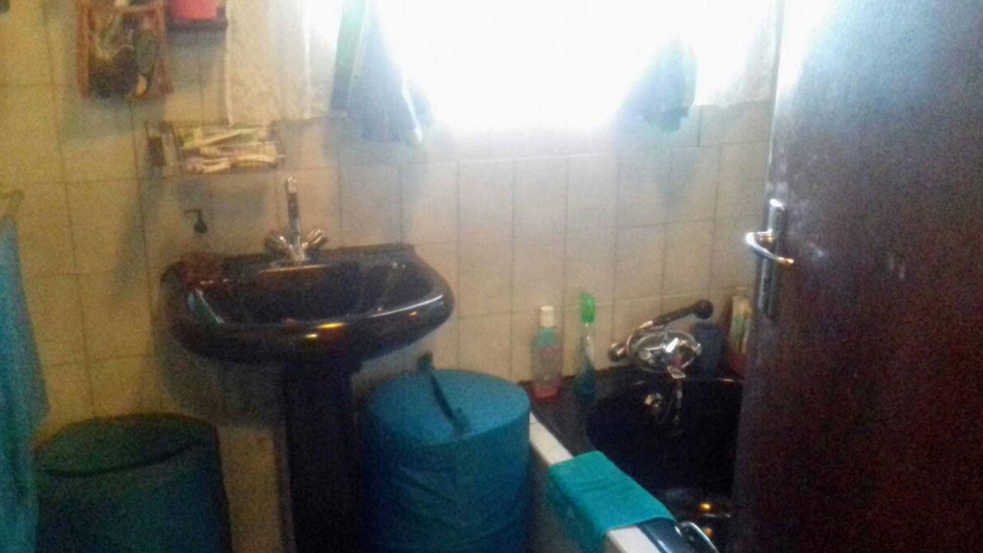 Bathroom 1 - 4 square meters of property in Tasbetpark