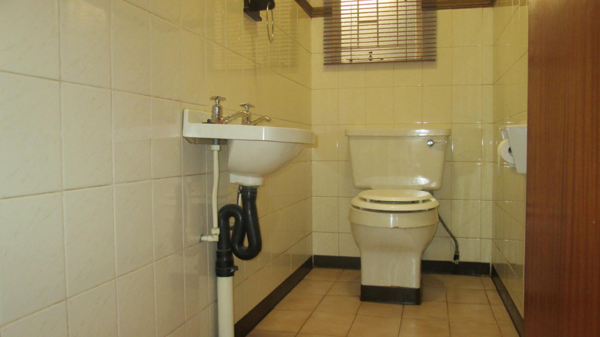 Bathroom 1 - 10 square meters of property in Meyerton