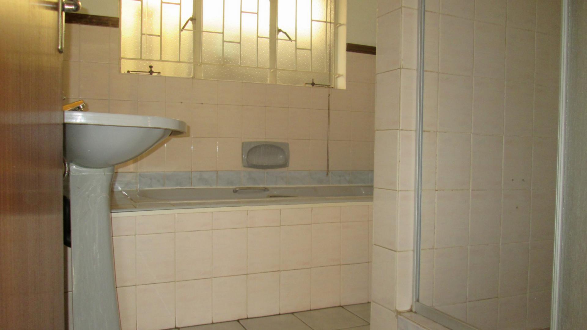 Bathroom 1 - 10 square meters of property in Meyerton