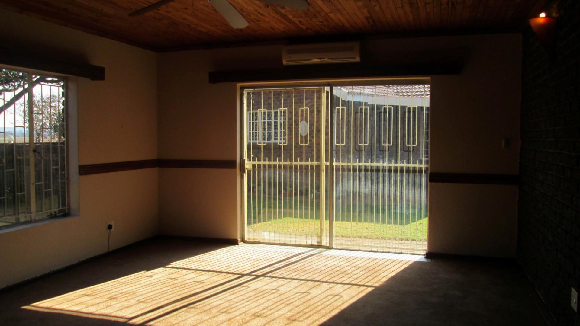 Lounges - 28 square meters of property in Meyerton