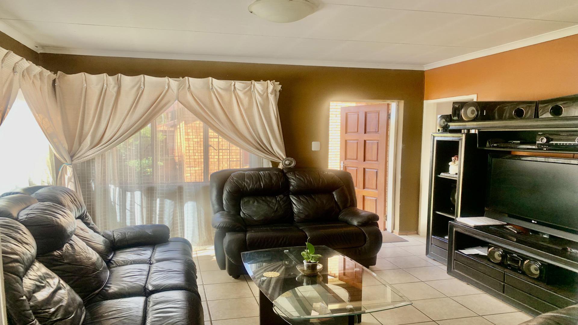 Lounges - 16 square meters of property in Protea Glen