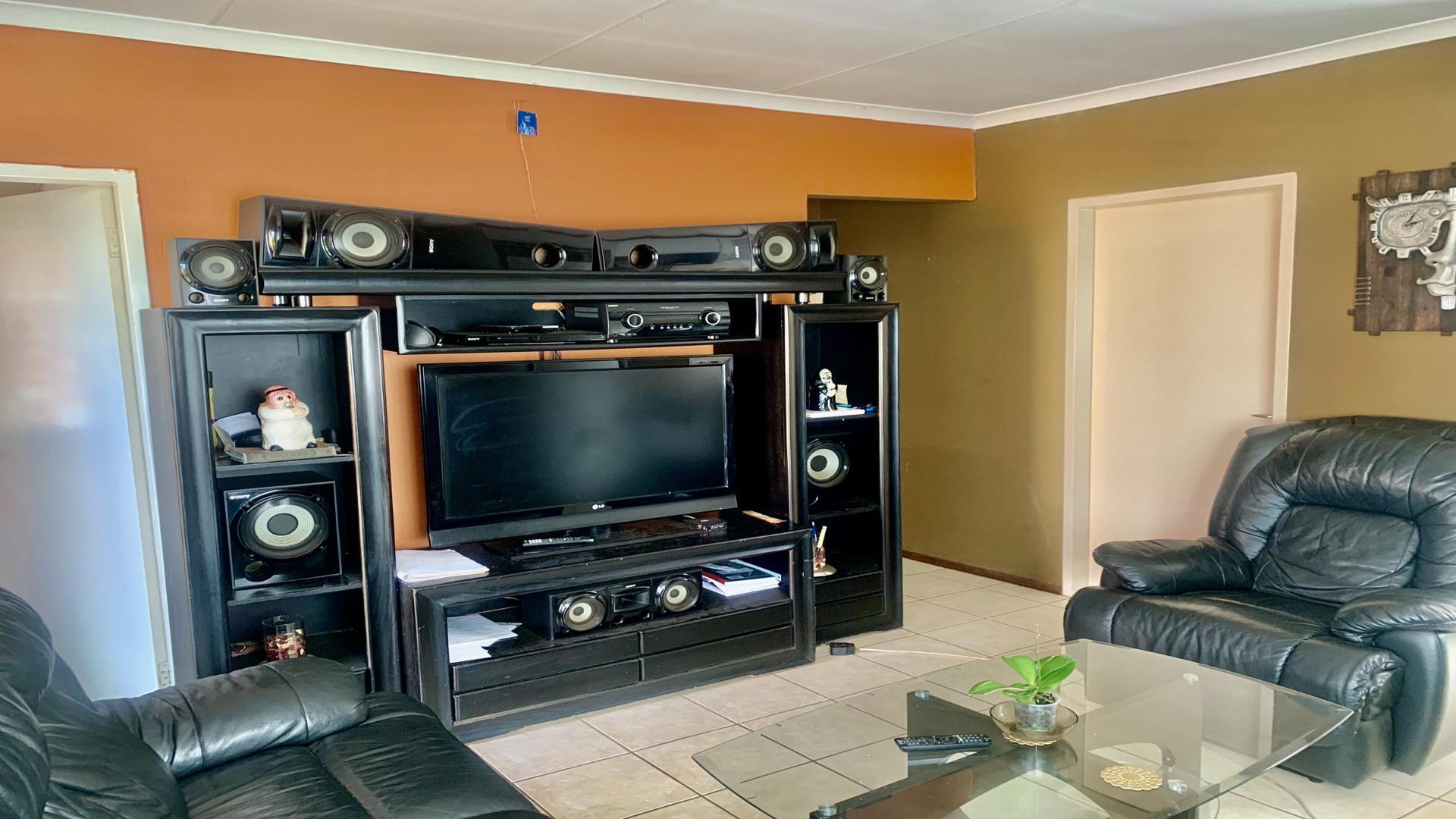 Lounges - 16 square meters of property in Protea Glen