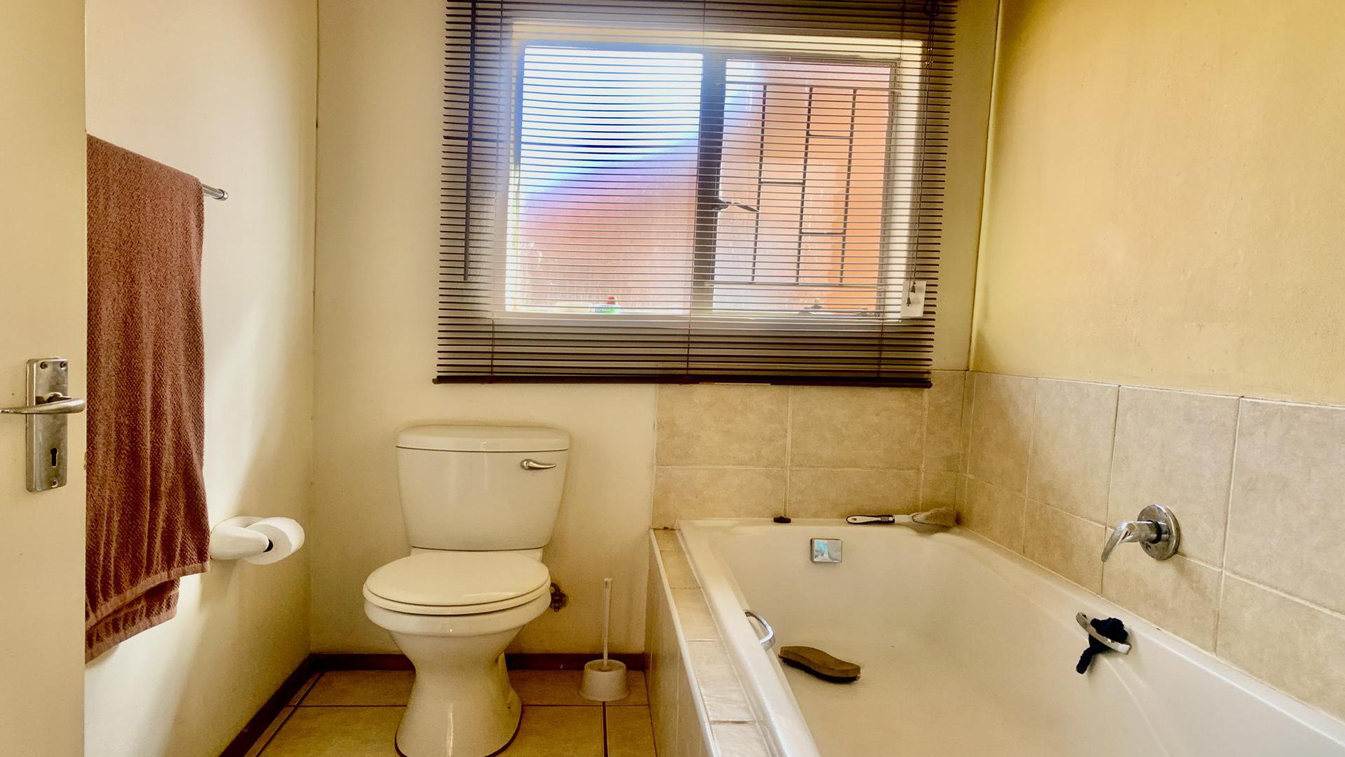 Bathroom 1 - 4 square meters of property in Protea Glen
