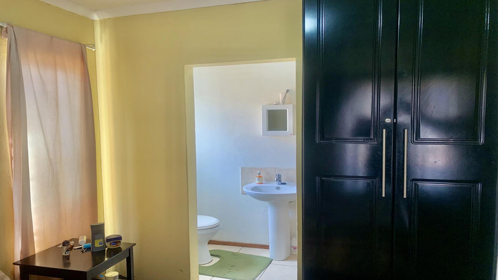 Bed Room 3 of property in Protea Glen